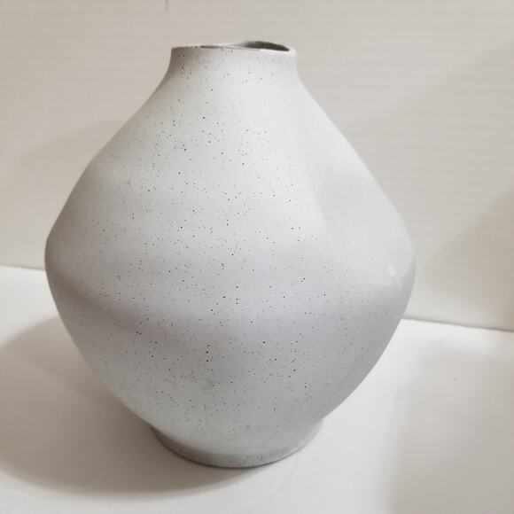 Textured terrcotta vase light gray with small black specks - Picture 4 of 16